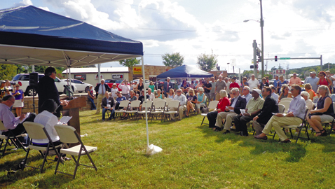 Photo by Mike Steely City Councilman Duane Grieve addresses the large crowd during the dedication of the Everly Brothers Park recently.