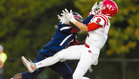 PHOTo BY TIM GANGLOFF -- 2015 -- hatpix.com Despite being closely defended, Halls wide receiver Caden Harbin (2) makes a catch over the middle that gained 36 yards in the Red Devils’ opening drive Friday night at South-Doyle. Harbin had two TD catches in the Red Devils’ 30-7 victory. 