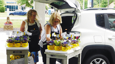 Abloom Florist donates flowers to Shannondale Healthcare Center